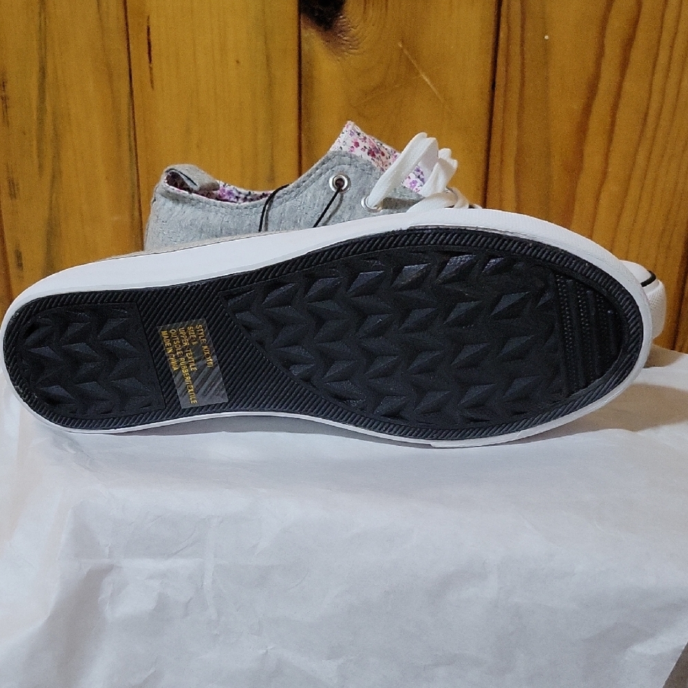 Twisted Gray and White Floral Sneakers - Picture 4 of 4